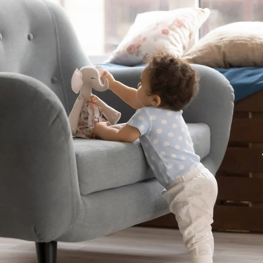 طفل صغير من أصولٍ مختلطة يلعب في المنزل.